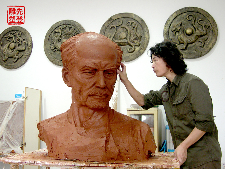 《国际共产主义战士――白求恩》同志塑像铸铜雕塑  白求恩玻璃钢雕塑 江苏雕塑工厂 江苏雕塑设计